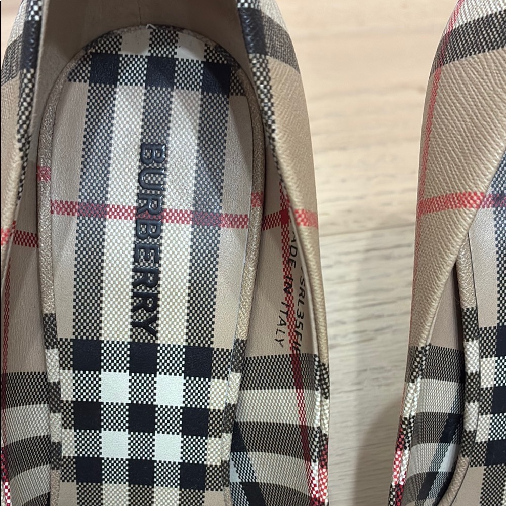 Burberry Cream and Black Heels with Classic Check Pattern size 8 - Picture 4 of 8